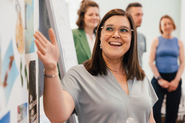 Personen am Tisch bei Competence on Top