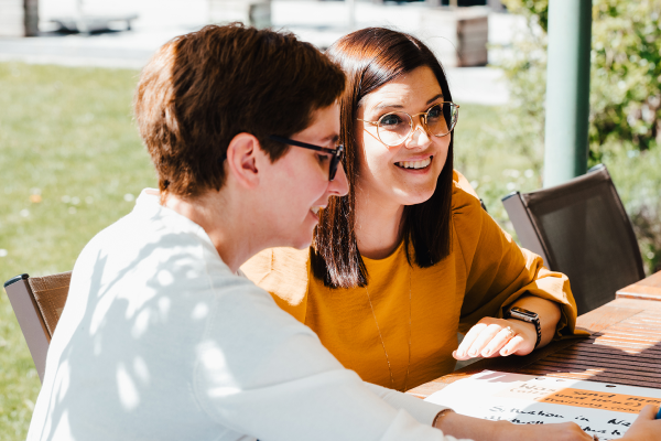 Personen am Tisch bei Competence on Top