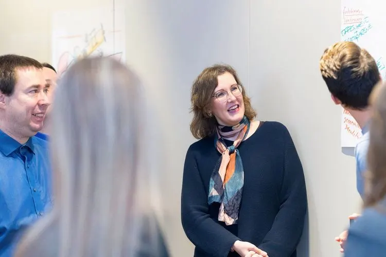 Personen im Kurs Tisch bei Competence on Top
