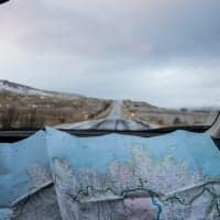 Landkarte im Auto als Metapher für Karriere-Coaching