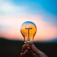 Eine Hand hält eine Glühbirne als Metapher für Kreativität